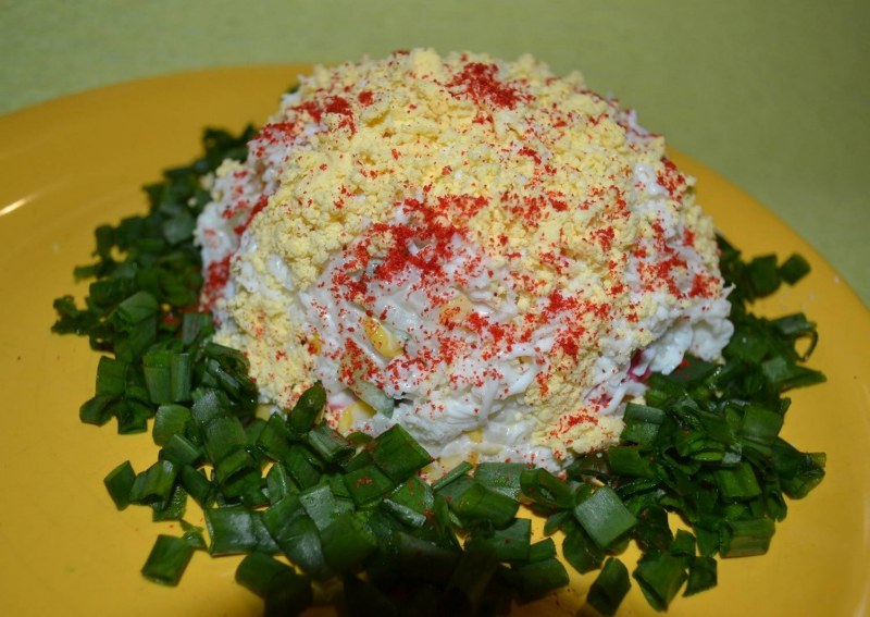 Салат с крабовыми палочками самый вкусный пошаговый