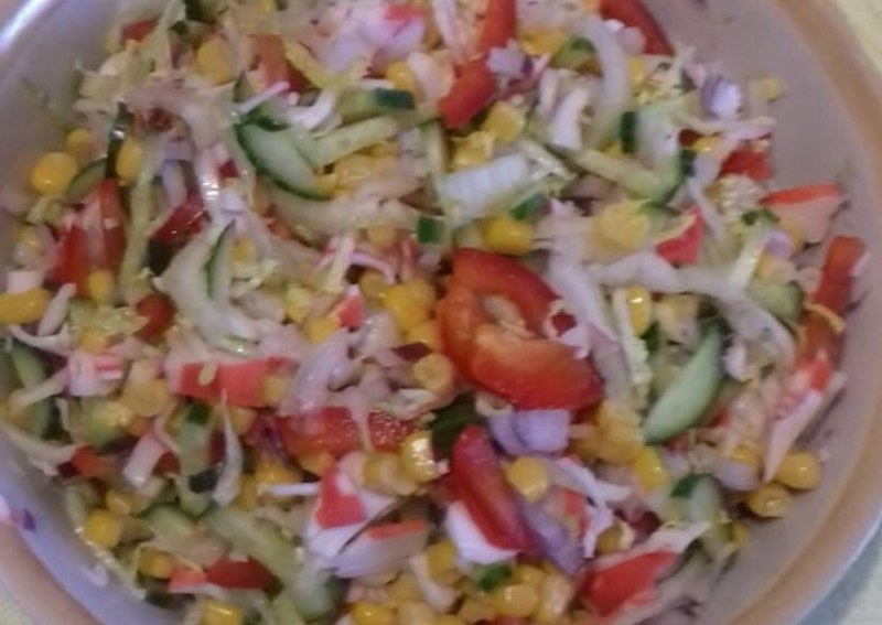 Постный салат с крабовыми палочками