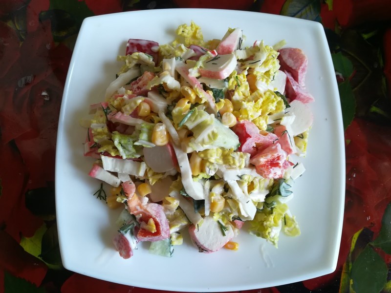 Салат с кальмарами и крабовыми палочками и огурцом