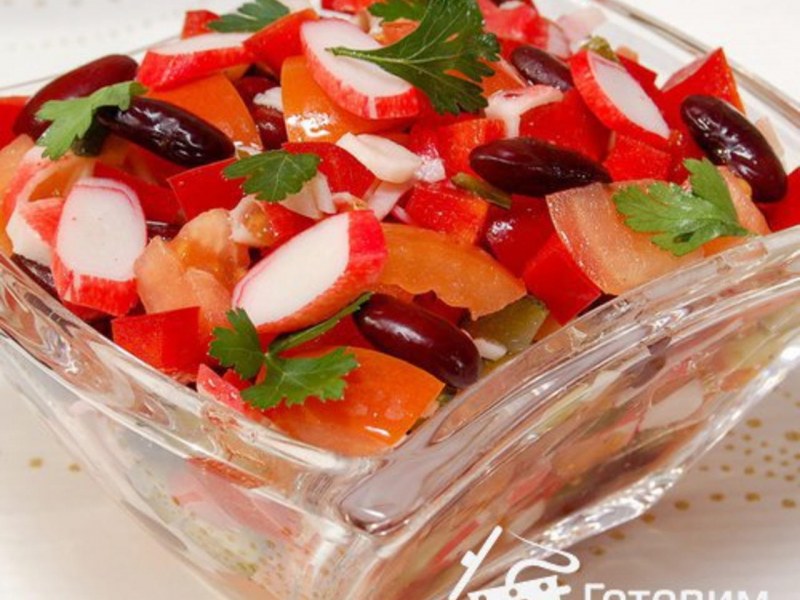 Салат с жареными шампиньонами и крабовыми палочками