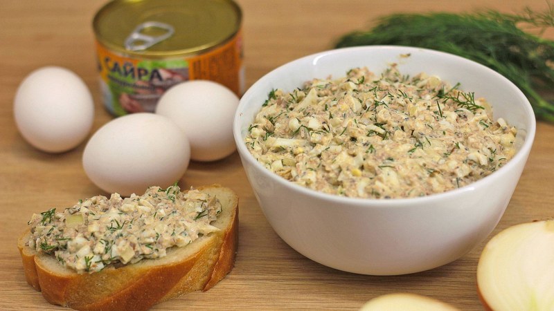 Салат с сайрой и яйцом
