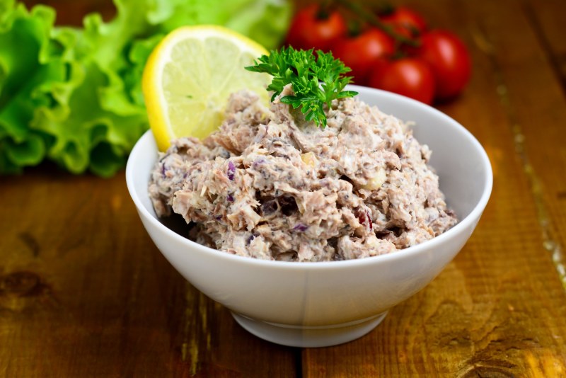 Салат из сайры консервированной с яйцом