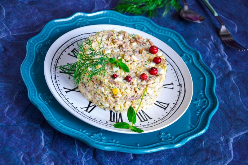 Салат с сайрой и рисом