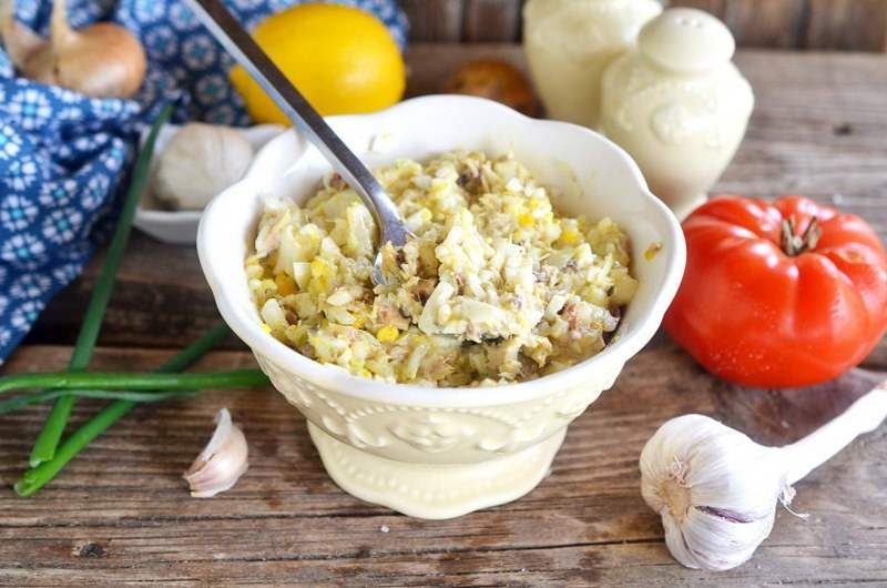 Салат с сайрой и рисом