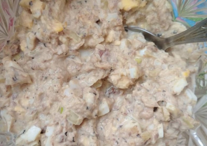 Салат с сайрой и рисом