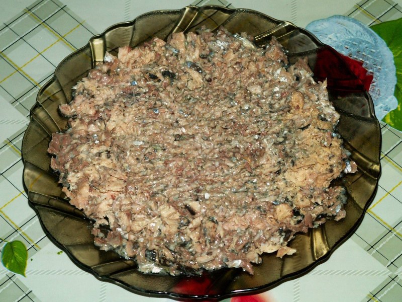 Салат с сайрой и рисом