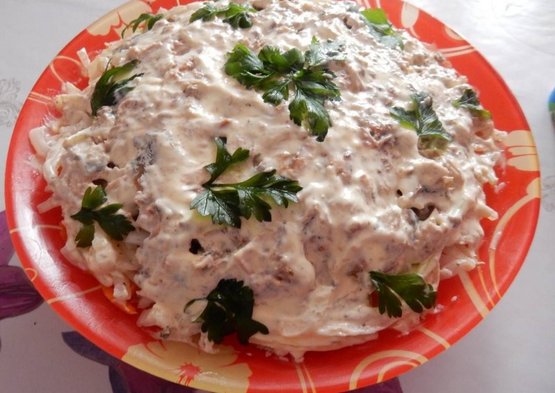 Салат из сайры консервированной