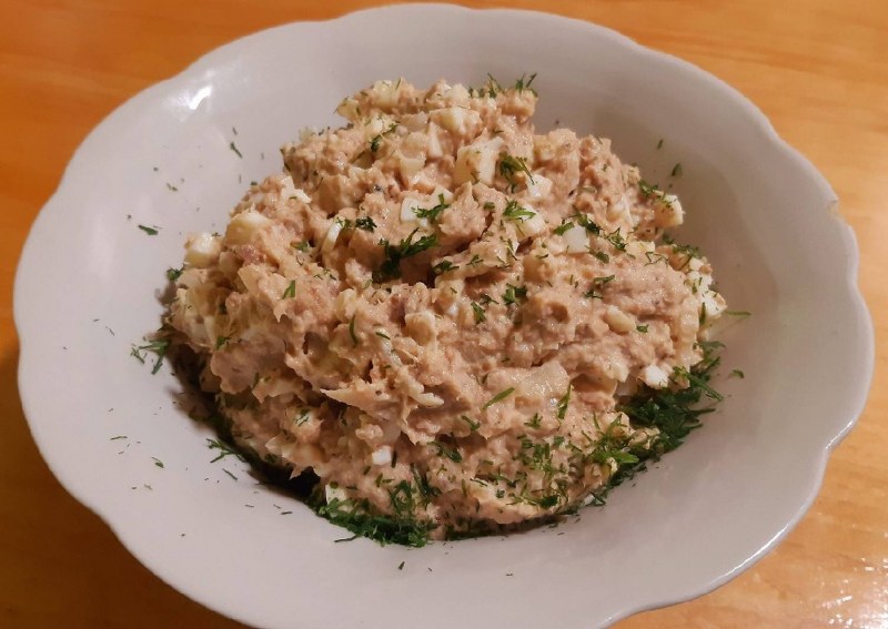 Салат с рыбной консервой и яйцом