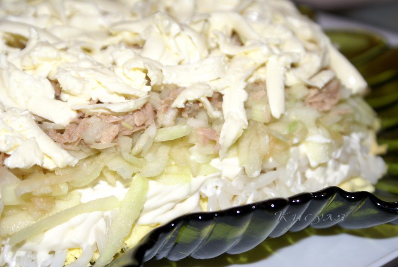 Салат из консервы сайра с яйцом