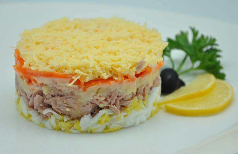 Мимоза с тунцом консервированным