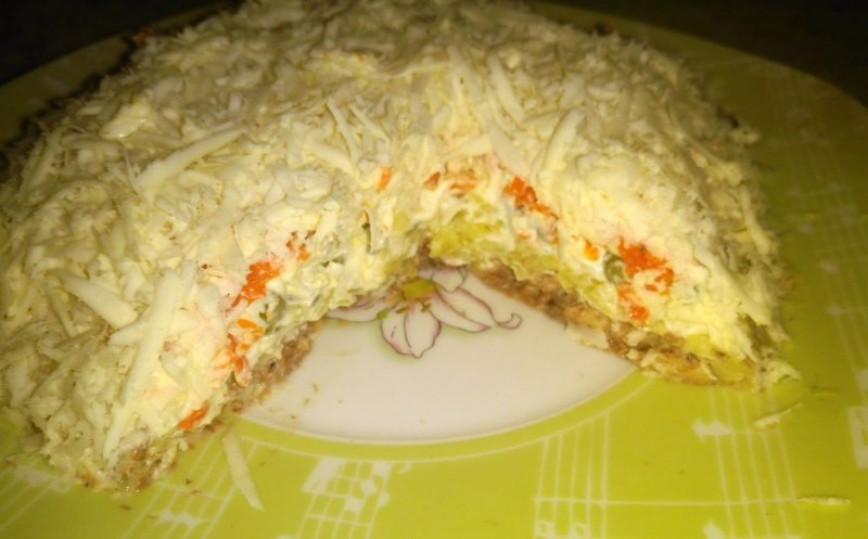 Салат с сайрой и яйцом