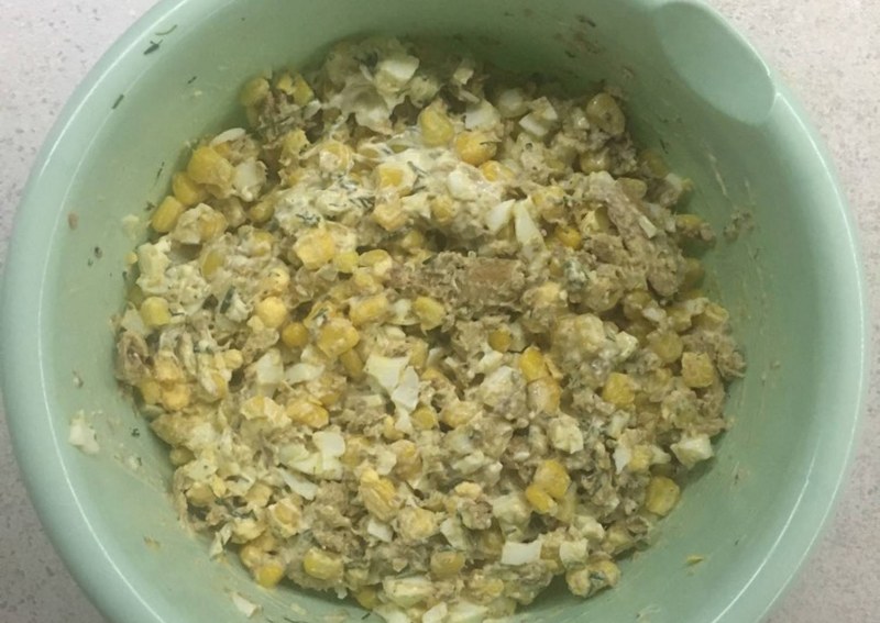 Салат с сайрой и кукурузой