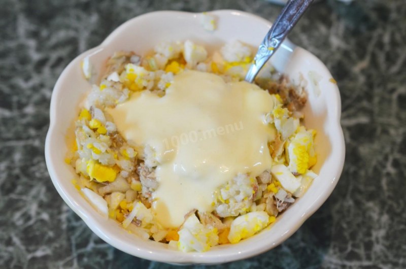 Салат с рисом и рыбными консервами и кукурузой