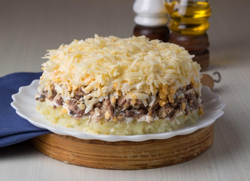 Салат из консервы сайра с яйцом
