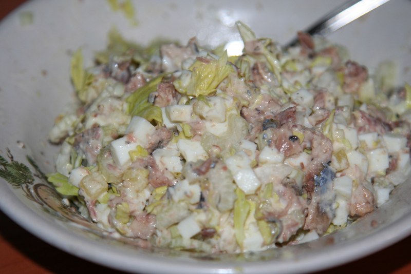 Салат сайра с яйцом луком