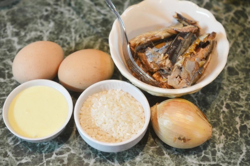 Сайра с яйцом и луком