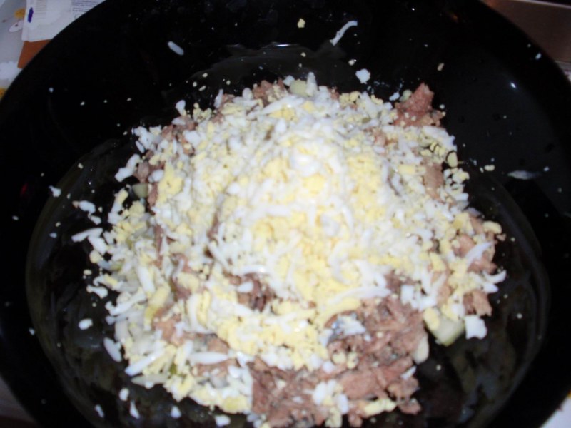 Салат с сайрой и рисом