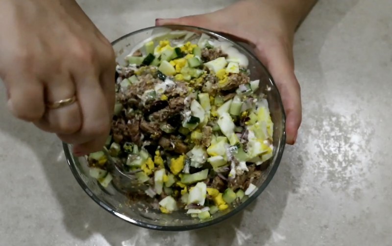 Салат с сайрой консервированной и яйцами и огурцом
