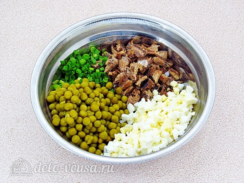 Салат с рыбными консервами и горошком
