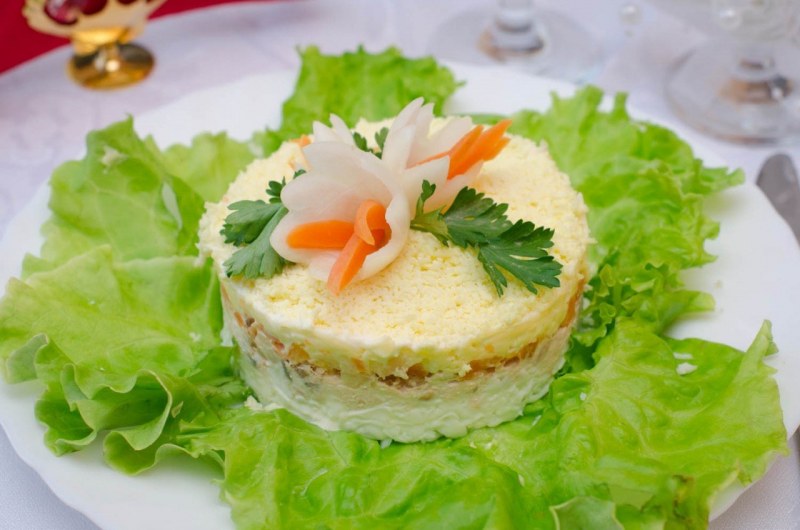 Салат с сайрой и яйцом и огурцом