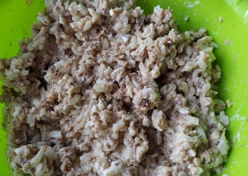 Салат с кириешками и сайрой