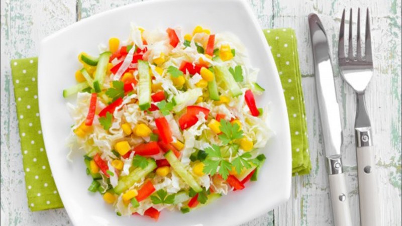 Пекинская капуста с кукурузой и огурцами