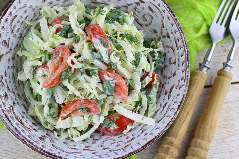 Салат с пекинской капустой и помидорами черри