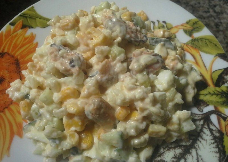 Салат с мидиями консервированными и кукурузой
