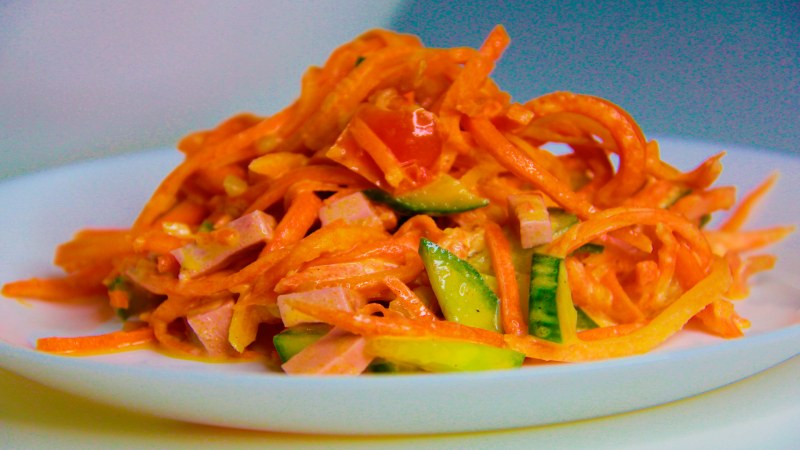 Салат с омлетными блинчиками и курицей