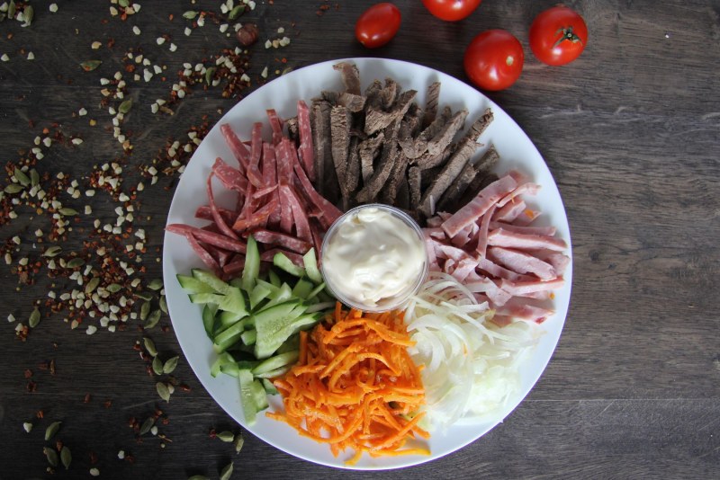 Салат с говядиной и соленым огурцом