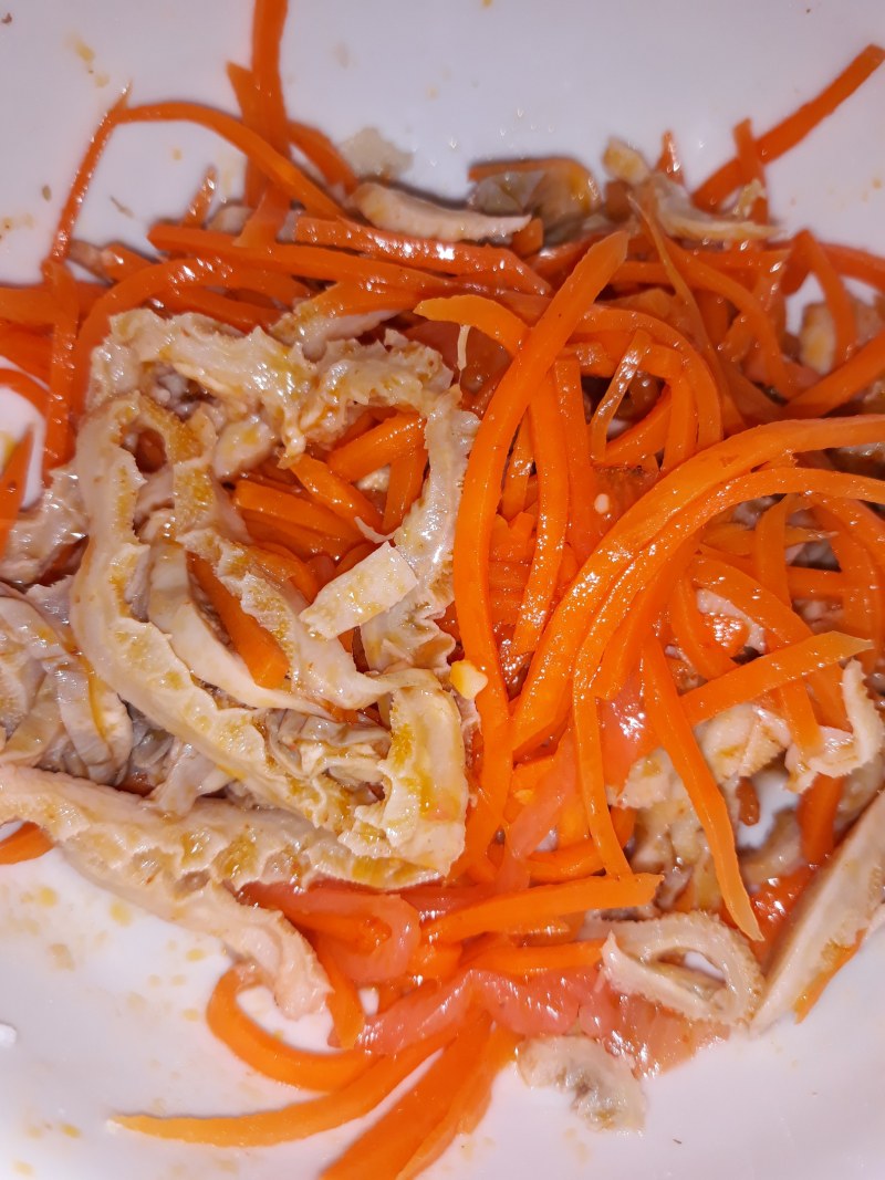 Салат из копчёной курицы с корейской морковкой и огурцом