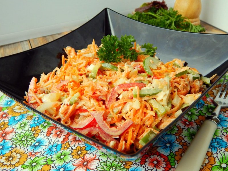 Салат с куриной грудкой и корейской морковкой