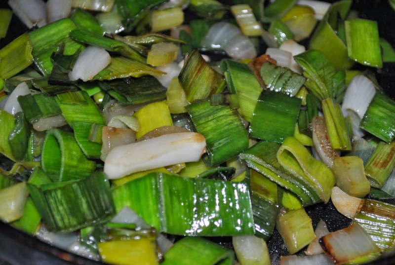Пирог с луком пореем и сыром