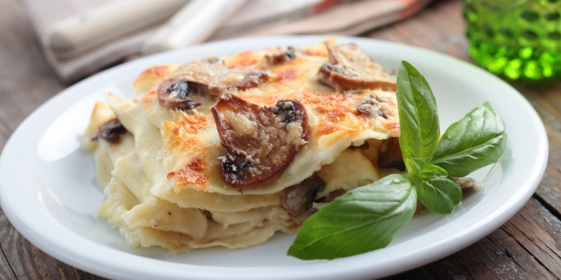 Лазанья с фаршем и грибами с соусом бешамель