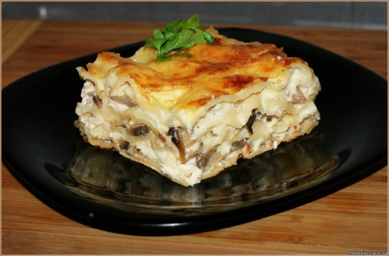 Лазанья с курицей и грибами с соусом бешамель