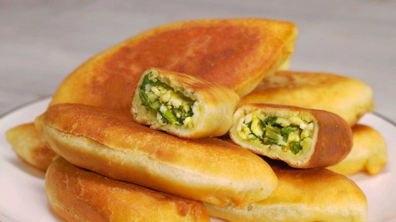Пирожки с луком и яйцом жареные