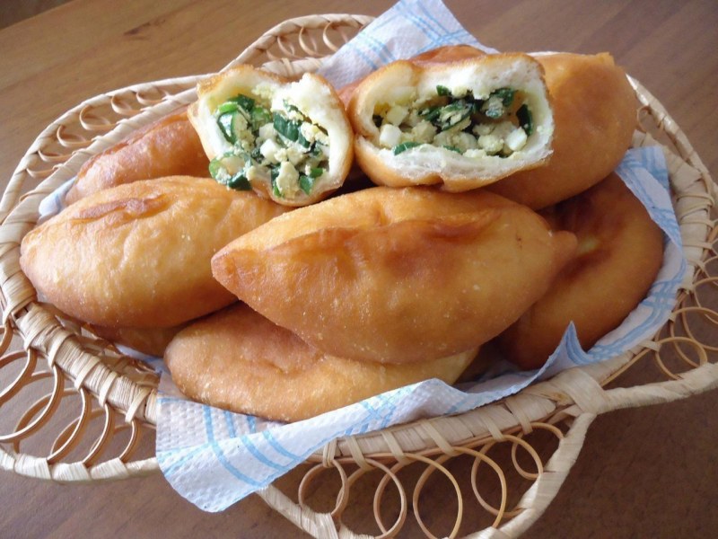 Пирожки с яйцом и луком