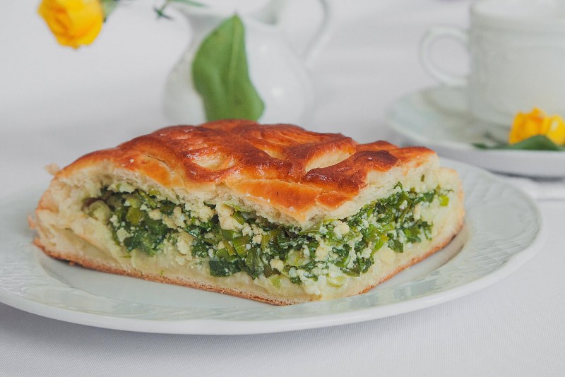 Пирожок с луком и яйцом Печеный