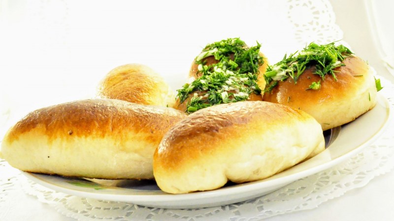 Пирожки с яйцом и луком