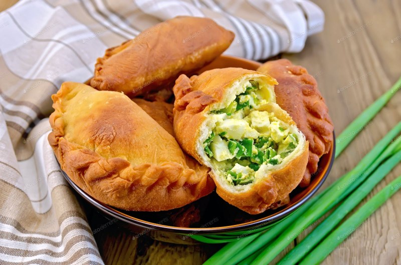 Пирожки с яйцом и луком