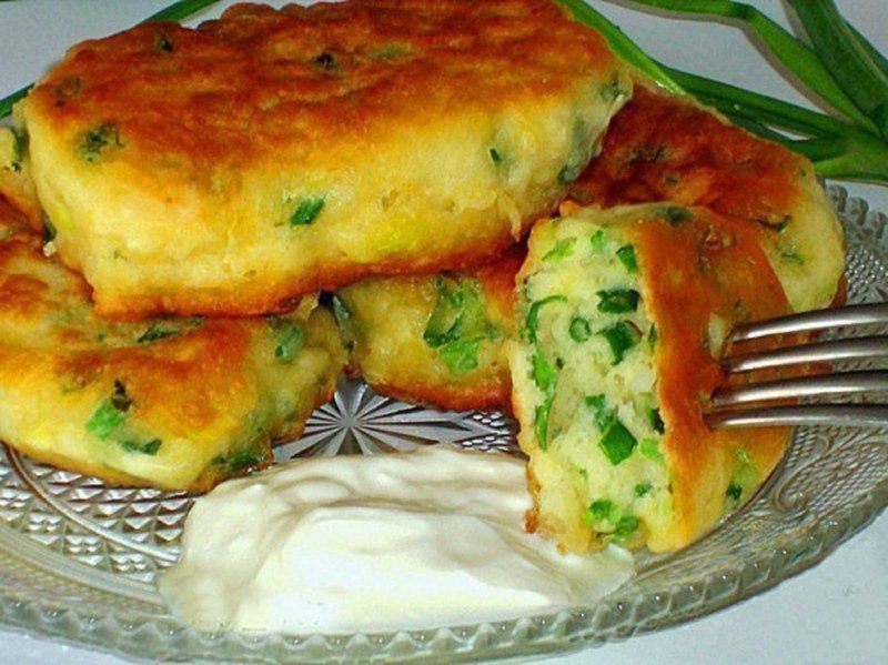 Оладьи с зеленым луком и яйцом