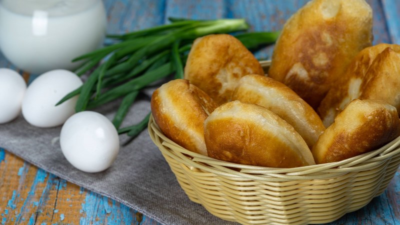 Пирожки с луком и яйцом жареные