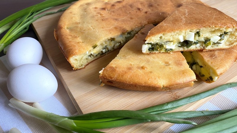 Домашние пирожки с луком и яйцом