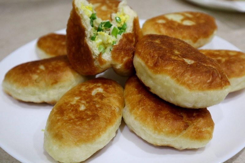 Пирожки с яйцом и зеленым луком