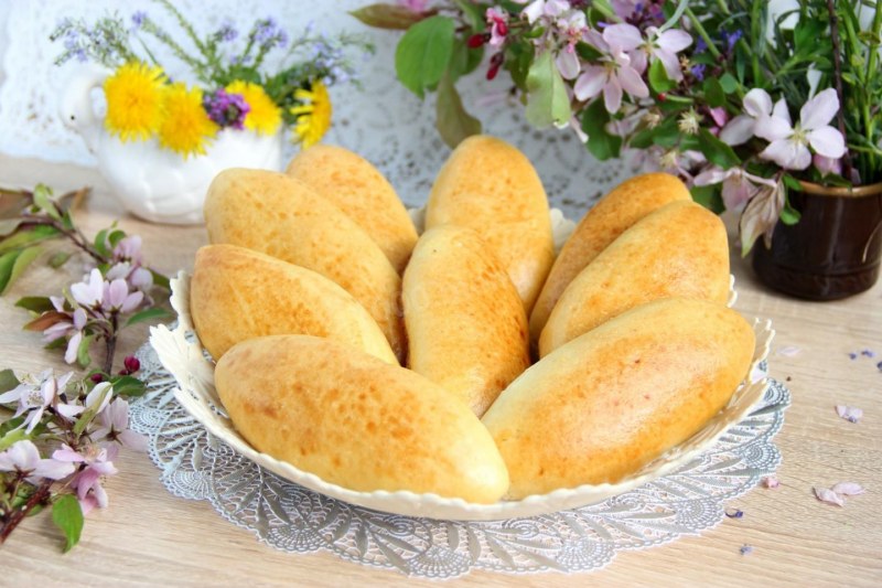 Заливной пирог с луком и яйцом