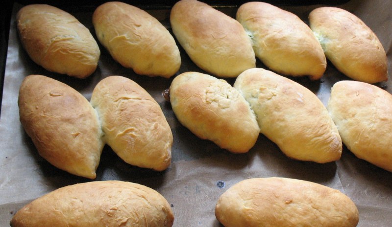 Заливной пирог с яйцом и зеленым луком