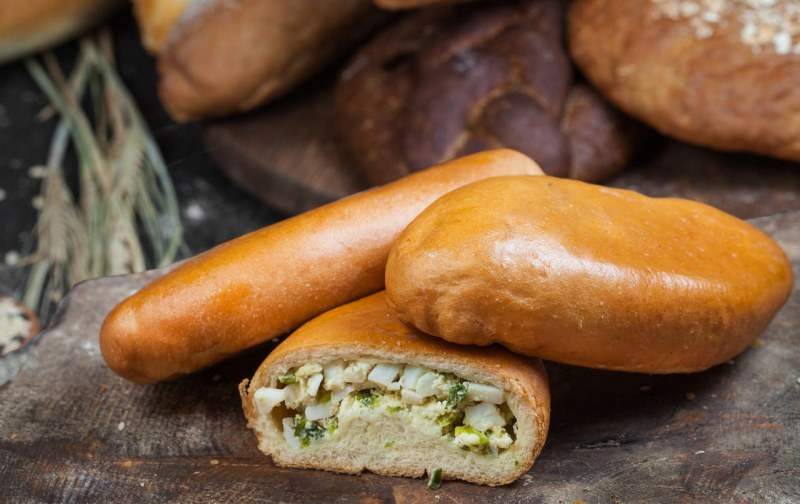 Пирожки с луком и яйцом жареные