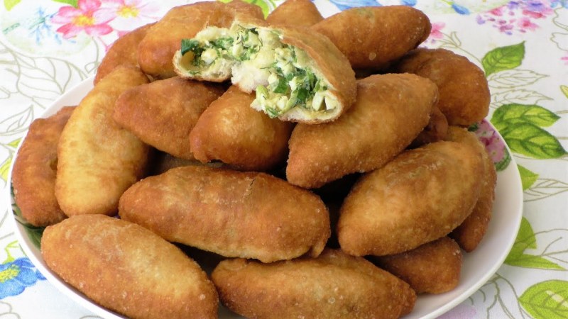 Пирожок с луком и яйцом Печеный