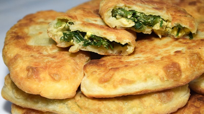 Жареные пирожки с яйцом и зеленым луком