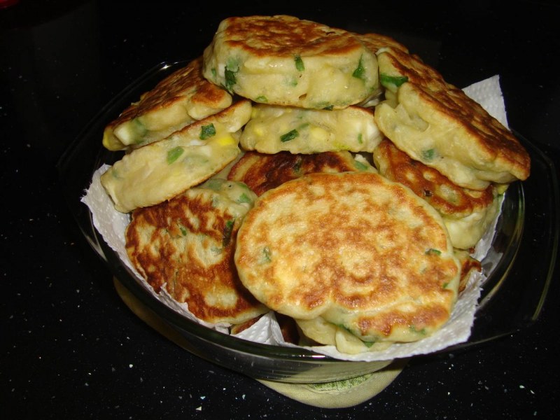 Заливной пирог с луком и яйцом